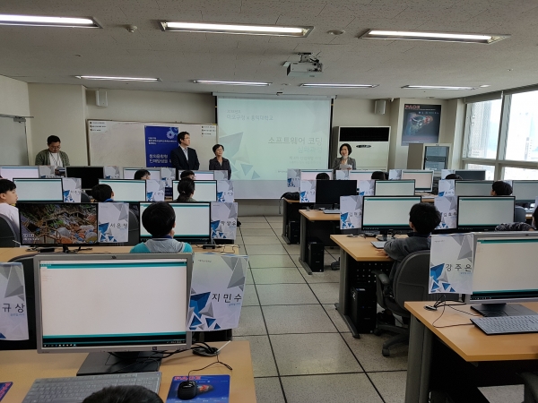 지난해 홍익대 PACE공학센터에서 진행한 ‘홍익대와 함께하는 소프트웨어 코딩 심화과정’