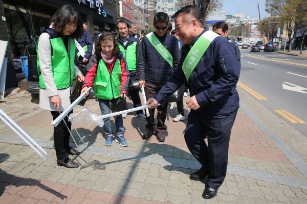 도시공사, 장수천에서 인천대공원에 이르는 산책로를 찾은 시민들에게 장바구니와 부채 1,000세트 전달
