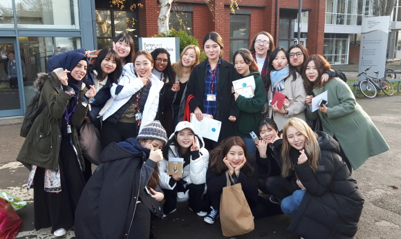 2018년 글로벌 현장학습(영국 Burton College)에 참여한 학생들이 활짝 웃고 있다. 사진=계명문화대