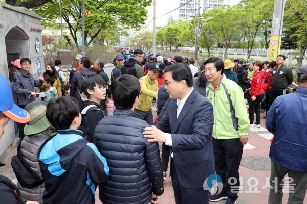 허성무 시장이 웅남동 동민건강걷기대회 참가자들을 격려하고 있다. © 창원시 제공