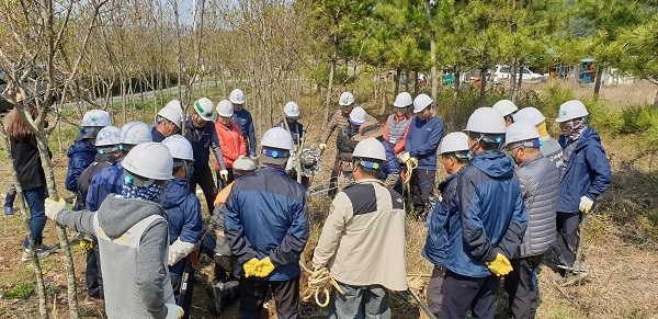 (사)한국문화재돌봄협회가 지난 13일 서악동 소재 현장교육실습장에서 ‘문화재돌봄 1차 소목 초급심화반’ 교육을 시작으로 2019년 본격적인 문화재돌봄교육을 시작했다.