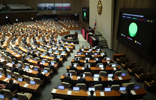 지난달 28일 오후 서울 여의도 국회에서 열린 본회의에서 특정 범죄자에 대한 보호관찰 및 전자장치 부착 등에 관한 법률 일부개정법률안이 재석 236인 중 찬성 231인, 기권 5인으로 가결 처리되고 있다. [뉴시스]