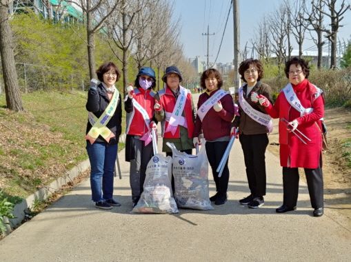 15일 ‘벚꽃맞이 클린업데이’날을 맞아 대대적 정화활동에 나서