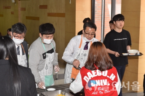 학생들에게 자장면을 배식하고 있는 변창훈 총장. 사진제공=대구한의대