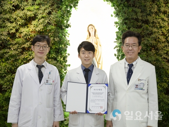 (우측부터) 대구가톨릭대학교병원 재활의학과 박기영 교수, 김동한 전공의(3년차), 우인호 전공의(4년차). 사진=대구가톨릭대병원