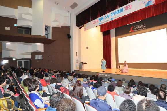 지난 16일 첫 번째 특강으로 국악인부부 김준호, 손심심씨가 “아리랑, 비빔밥을 담다” 주제로 강의하고 있다.