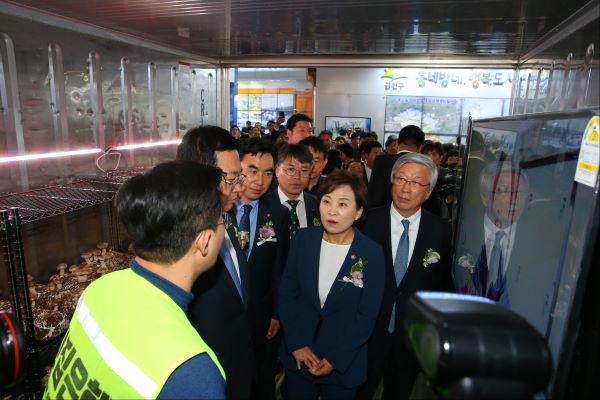 김현미 국토부장관, 미추홀구 부스 찾아 큰 관심 보여
