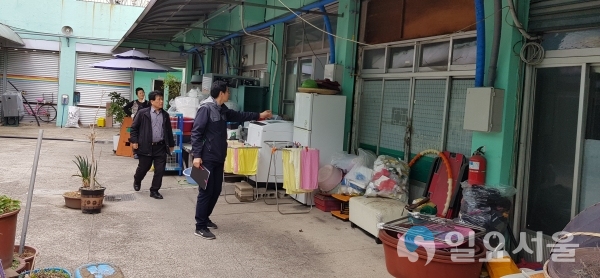 마산회원구 경제교통과에서 분야별 전문가와 전통시장이 참여한 가운데 전통시장 주요 시설물들을 점검하고 있다. © 창원시 제공