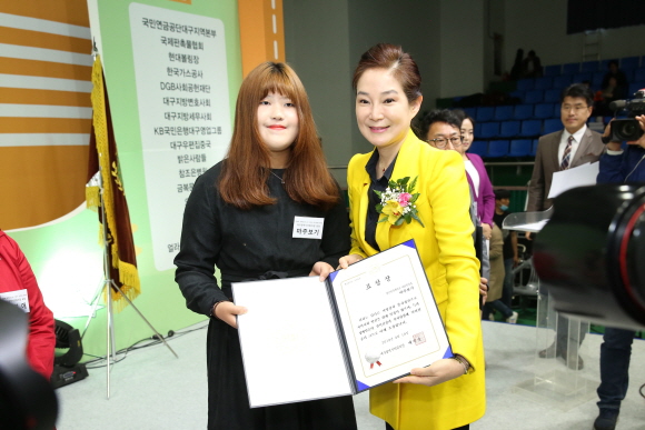 하예린 마주보기 회장(왼쪽)학생이 배지숙 대구시의회 의장과 기념 촬영을 하는 모습.