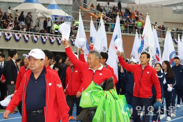 19일 제57회 경북도민체전 개막식에서 영양군선수단이 입장하고 있다.