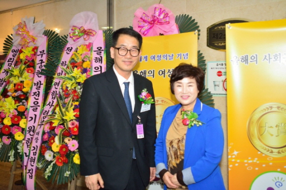 이희선(왼쪽) 한국교육신문연합회 사무총장이 국회여성가족위원회 전혜숙 위원장(국회의원)과 기념촬영을 하고 있다.