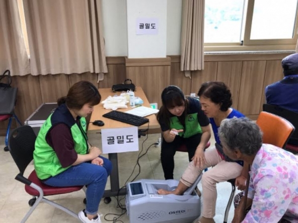 인천의료사회봉사회, 지난 2017년 덕적면을 찾아 의료봉사 모습