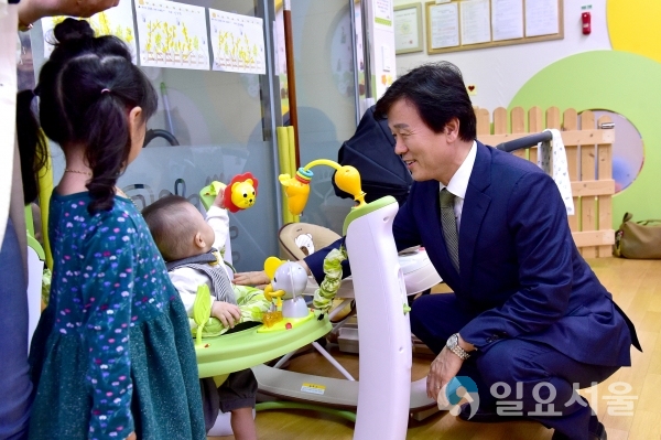 조규일 시장이 24시 시간제 보육 운영 개소식에서 어린이들과 대화를 나누고 있다.     © 진주시 제공