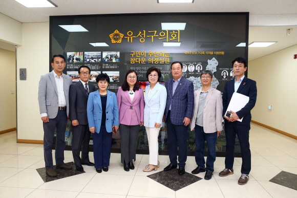 왼쪽부터 이성오 의원, 전영태 의원, 조규화 의원, 홍경임 위원장, 유성구의회 관계자 2명, 김두현 부위원장, 박정권 의원
