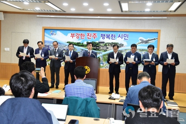 조규일 시장이 진주 아파트 사건에 대한 기자회견을 하고 있다.     © 진주시 제공