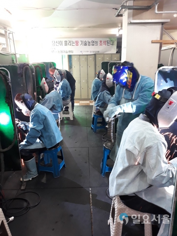농업인들이 용접학원에서 농업용접 교육을 받고 있다.     © 진주시 제공
