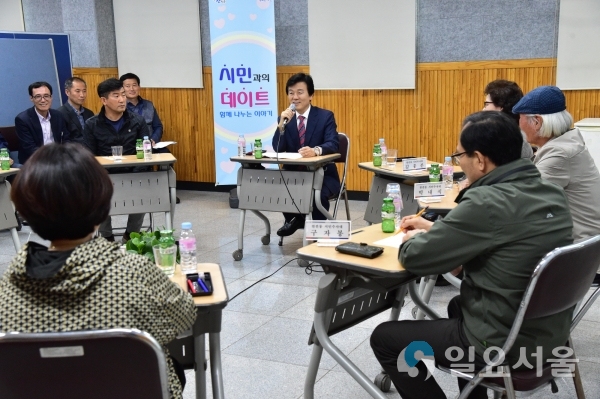 조규일 시장이 '시민과의 데이트'에서 대화를 나누고 있다.     © 진주시 제공