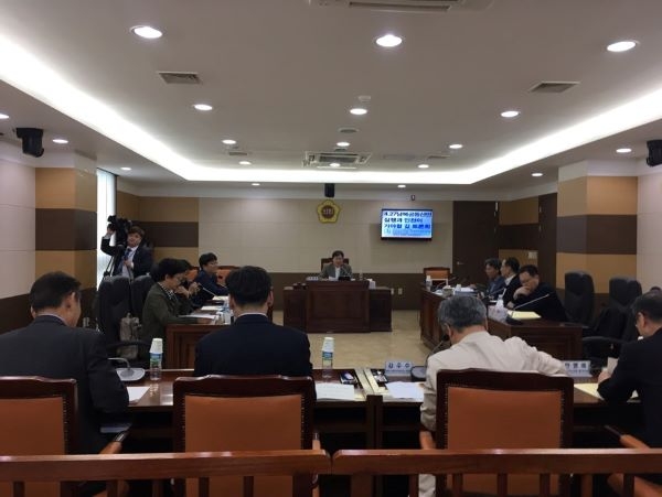 인천대 통일통합연구원 박제훈(동북아국제통상학부 교수) 원장이 좌장으로 토론에 이끌어