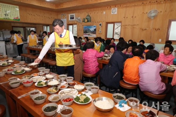 백두현 군수가 옥골사 무료급식 봉사활동에 참여해 배식을 하고 있다.     © 고성군 제공