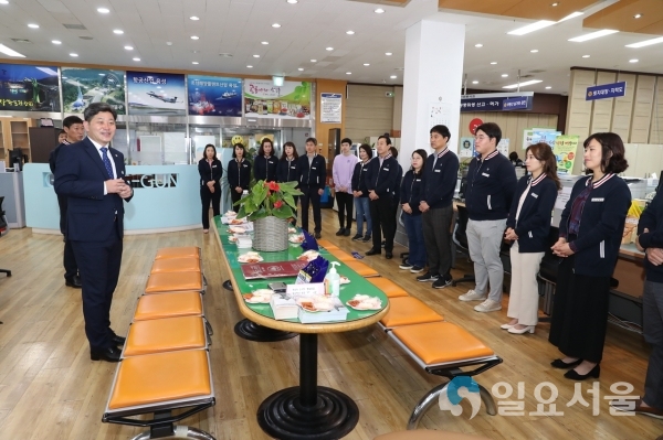 백두현 군수가 민원봉사과 직원들에게 친절교육을 하고 있다.     © 고성군 제공