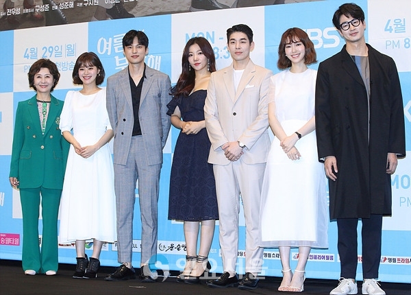 드라마 여름아 부탁해 제작발표회에 참석한 주요출연자 김혜옥-이영은-윤선우-이채영-김사권-나혜미-김산호