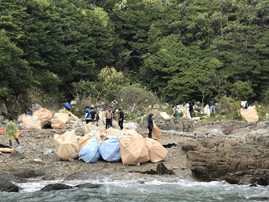 완도군은 지난 25일‘바다지킴이 365기동대’ 80여 명과 함께 선박 27척을 동원, 완도읍 군내리와 망남리 해안가를 중심으로 폐스티로폼 26t 등 해양쓰레기를 수거했다.