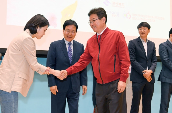 이철우 도지사가 26일 지역사회보장협의체 경상북도대회 수상자와 악수를 나누고 있다.