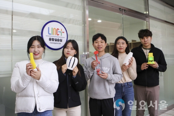 LINC+ 융합실습실 앞에서 학생들이 활짝 웃고 있다. 사진제공=계명문화대