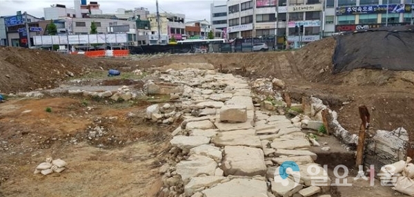 진주성'남문'추정지 기단석 발굴     © 진주시 제공