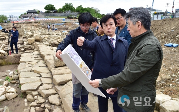 진주시 남문 추정지 기단석 발굴     © 진주시 제공