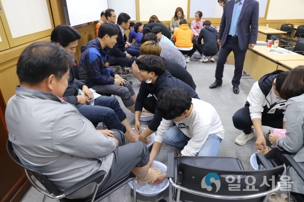 별도반 학부모 간담회 부모님 세족식     © 한국폴리텍대학 진주캠퍼스 제공