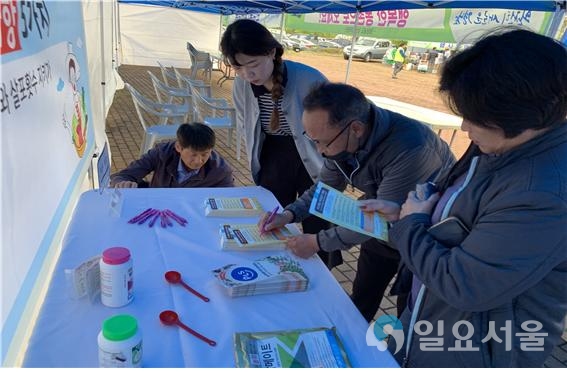 실물농약의 비치 및 설명을 통한 농약안전사용 기준 준수하기 농업인 캠페인     © 국립농산물품질관리원 진주사무소 제공