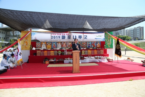 유동균 마포구청장이 27일(토) 오전 한강시민공원 망원지구 배구장에서 열린 제29회 '마포나루굿 재현행사'에서 인사말을 전하고 있다.