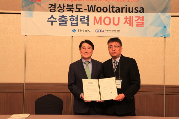 전우헌 경북도 경제부지사가 지난 25일 울타리 USA(신상곤 대표)와 협약체결을 하고 기념사진을 찍고 있다.