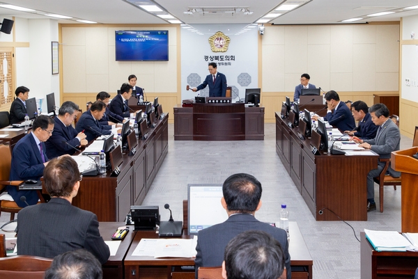 경상북도의회 건설소방위원회(위원장 김수문)가 지난 25일부터 26일까지 양일간 난안전실, 건설도시국, 소방본부 소관 2019년도 제1회 추가경정예산(안)을 심사했다.