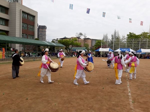 자월초 개교 100주년을 앞두고 열린 동문 체육대회