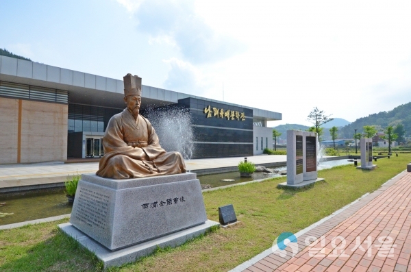 남해유배문학관 전경 © 남해군 제공