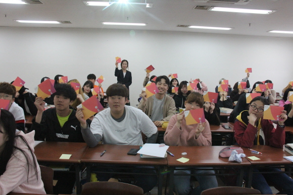 수성대 유아교육과 1학년 A-1반 학생들이 29일 김태경교수의 교양필수 과목인 ‘인성과 리더십’ 수업시간에 고마운 분들에게 감사 손편지를 쓰고 있다.