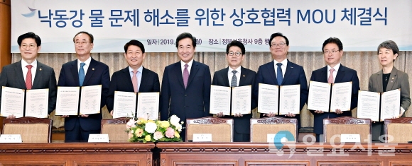 (왼쪽부터) 노형욱 국무조정실장, 장세용 구미시장, 권영진 대구시장, 이낙연 총리, 조명래 환경부 장관, 송철호 울산시장, 이철우 경북도지사, 정재숙 문화재청장. 사진제공=대구시