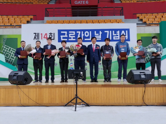 경산시장 표창장을 수상한 이상혁 선생(왼쪽에서 세번째)
