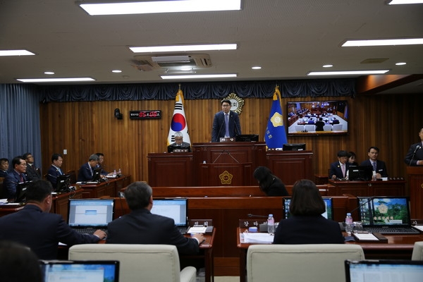 울진군의회가 지난 29일 의회 본회의장에서 제231회 임시회 개회식을 가지고 5월 13일까지 15일간의 임시회 일정에 들어갔다.
