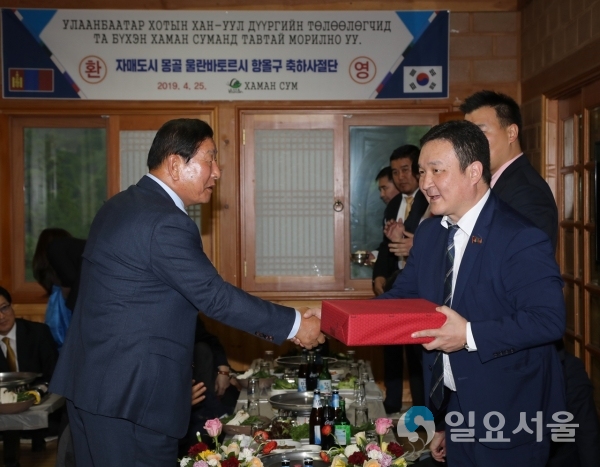 몽골 울란바토르시 항올구 축하사절단 환영식 © 함안군 제공