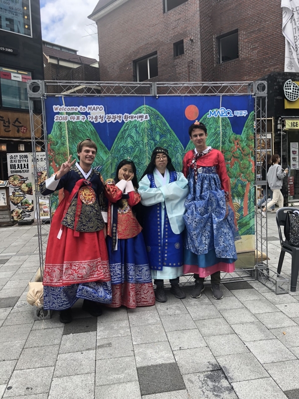 지난해 5월 홍대 걷고싶은거리 일대에서 열린 2018 마포구 관광객 환대이벤트에서 전통한복 체험 중인 외국인관광객