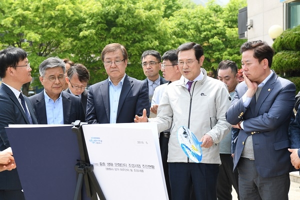 이용섭 광주광역시장이 1일 오후 북구 충효동 일원(호수생태원 주변)을 둘러보고 원효사 상가 이주사업과 호수생태원(확장구간) 사업에 대한 의견을 청취하고 있다.(사진제공=광주광역시)