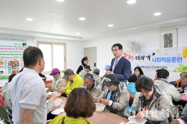 장충남 남해군수가 정신건강복지센터 사회적응훈련인 봄나들이에 동참했다 © 남해군 제공
