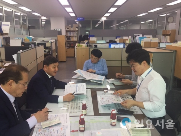 기재부 방문사진-왼쪽에서 두번째 허성곤 시장     © 김해시 제공