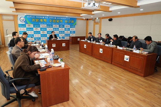 2018년 12월 국비확보를 위한 수목부산물유용자원화센터 조성사업 기본계획 수립용역보고회를 개최하고있는 정 종순 장흥군수
