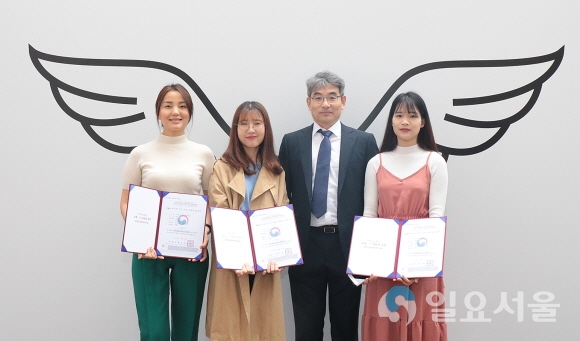 GKS장학증서 전수식 후 교내에서 기념촬영. 좌측부터 노몬다라이 이크 헤르벳, 찐티항나, 홍창기 대외협력처장, 응웬티흐엉. 사진제공=경일대