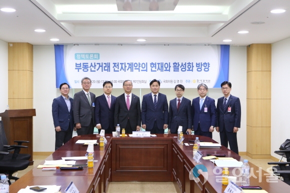 왼쪽부터 이인기 현대건설 상무, 장희순 한국부동산산업학회 학회장, 장완규 용인송담대 교수, 김학규 한국감정원 원장, 김영진 국회의원, 하창훈 국토교통부 부동산산업과장, 한숙렬 한국감정원 부동산시장관리본부장, 윤복산 한국토지주택공사 주거복지기획처장. 사진제공= 한국감정원