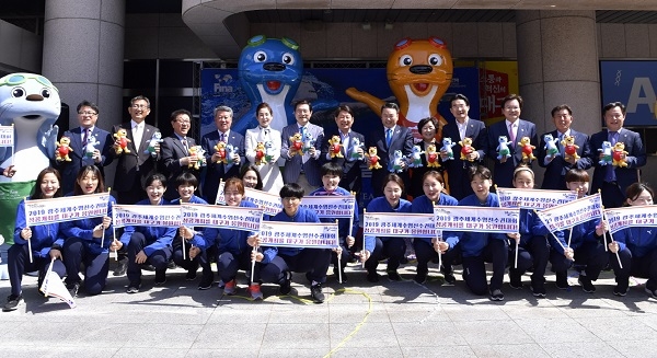 이용섭 광주광역시장이 2일 오전 대구시청 앞 광장에서 권영진 대구광역시장을 비롯, 배지숙 대구광역시의회 의장, 남정달 대구시수영연맹 회장, 김익주 광주시의회 행자위원장, 대구시청 핸드볼 선수 등 내빈들과 2019광주세계수영선수권대회 마스코트인 수리·달이 조형물 제막식을 가진 뒤 대회 성공개최를 기원하고 있다.(사진제공=광주광역시)